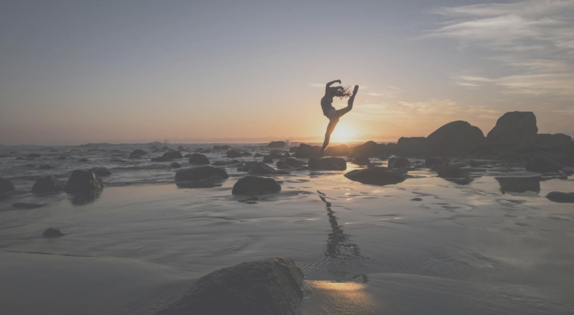 Espacio de yoga tranquilo con elementos naturales